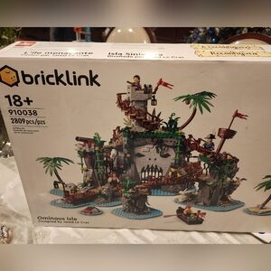 Ominous Isle Building Set - Multicolor